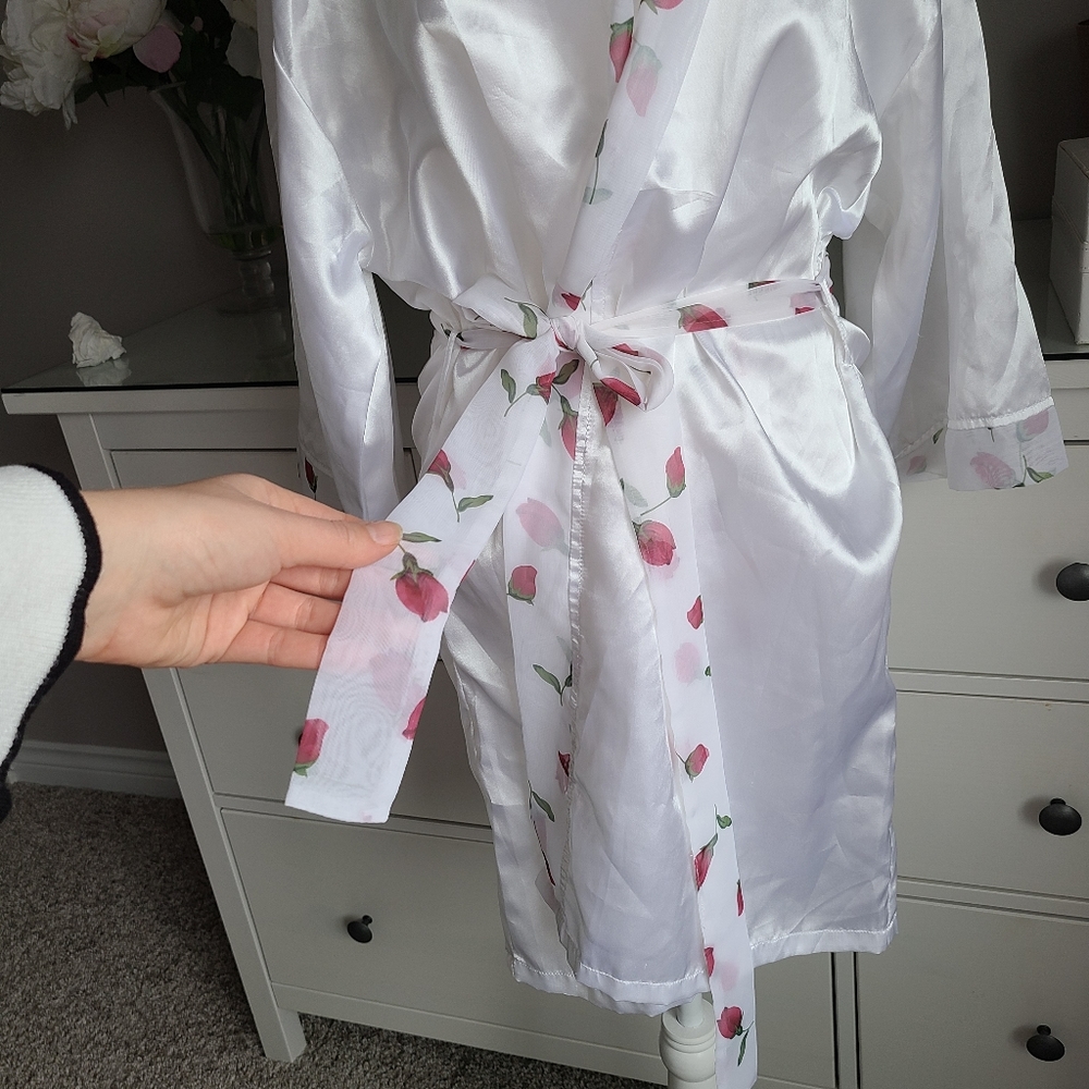 Yves Rocher White Robe with Roses - Picture 4 of 5